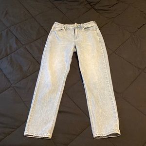 American Eagle Straight Leg Mom Jeans Size 6, light wash